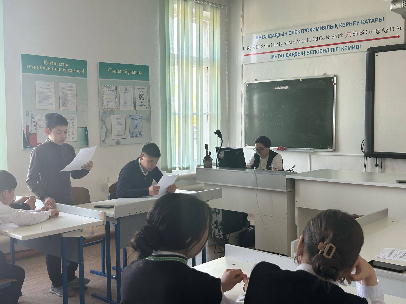 &quot;Жамбыл жалпы орта білім беретін мектебі&quot; КММ &quot;Сұңқар&quot; дебат клубы мектеп оқушыларымен 