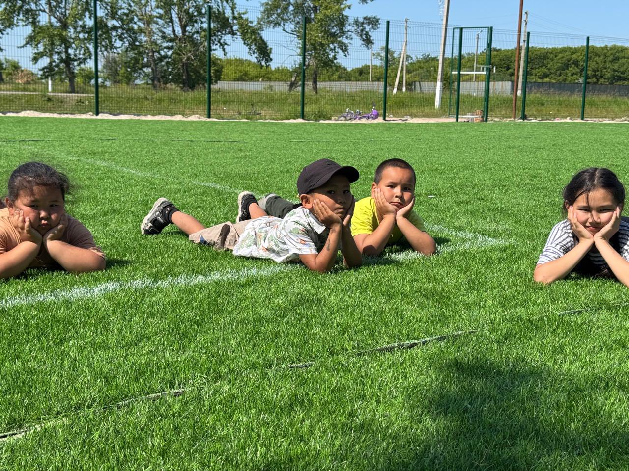 Бүгін,10.06.2025ж. мектеп жанындағы сауықтыру алаңының кезекті күні таңғы жаттығумен басталды.Оқушылар жаттығуларды қызығушылықпен орындап,қызықты ойындар ойнады.