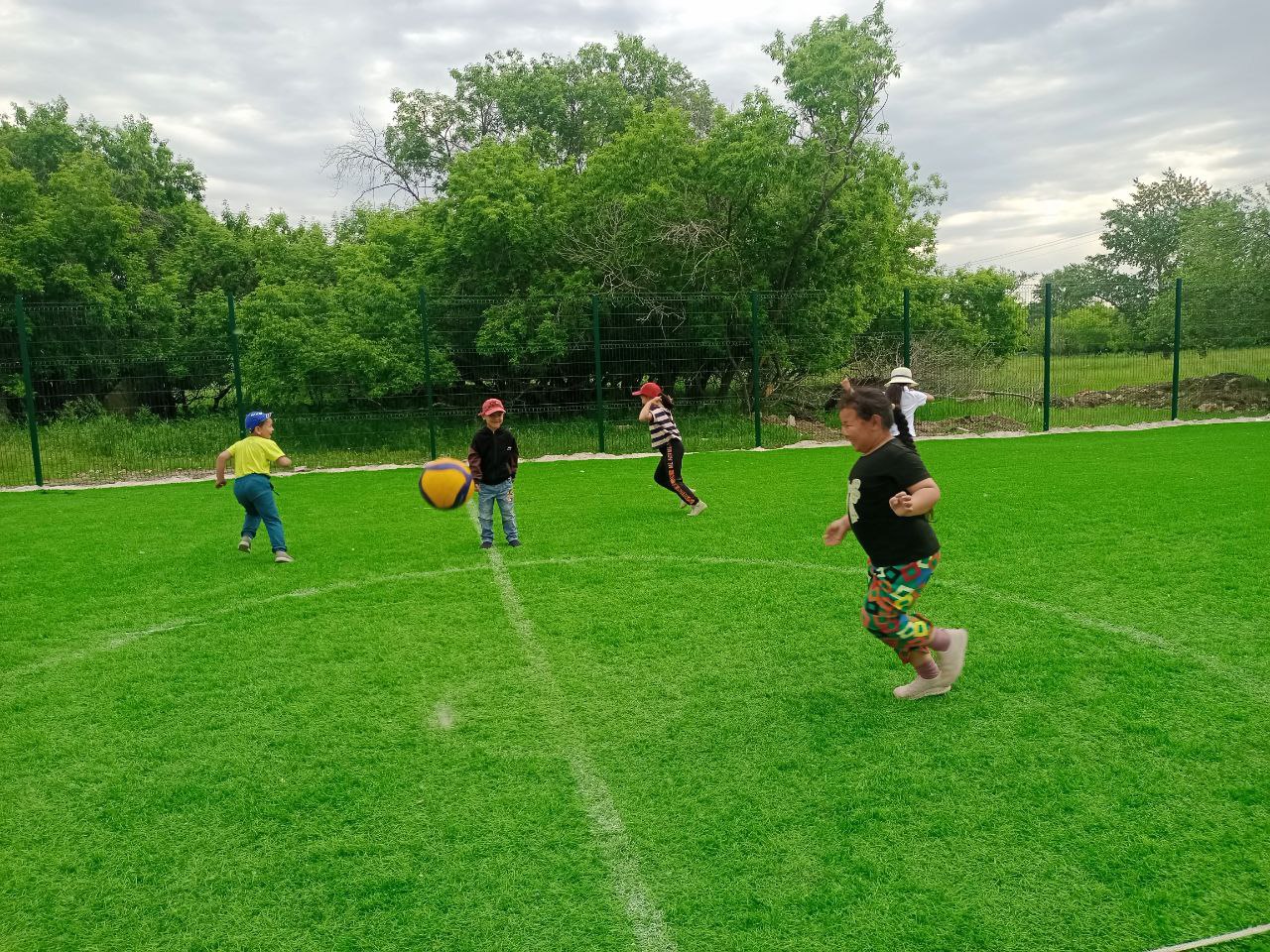 12 маусым таңғы бой жазу жаттығуларымен басталды. Ары қарай Рамазанов А.К. С ойнатып, кәсіби бағдар  беруші Шайменова Г.Ш. мамандықтармен таныстырғаннан кейін оқушымыз кітапханашы Осипова Ж.А.-мен бірге кітапханаға саяхаттап қайтты.