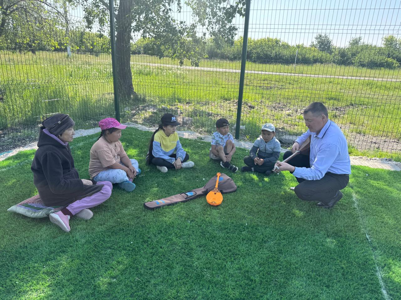 Бүгін,11.06.2025 ж.жазғы сауықтыру алаңының кезекті күні дәстүрлі таңғы жаттығудан басталды.Ұлттық ойындар ойналып,&quot;Үкілі домбыра&quot;сағаты өтілді.Балалар қызыға қатысты.