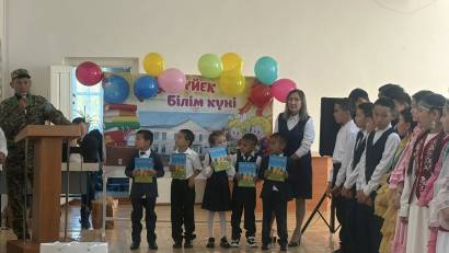 Оқитын әрі жазатын, Білімге қол созатын. Оқушы болдың, қарағым, Білімнің кілтін ашатын